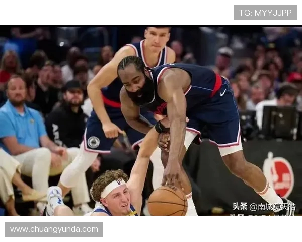 勇士与快船季后赛第三场激战回顾球星表现与战术分析