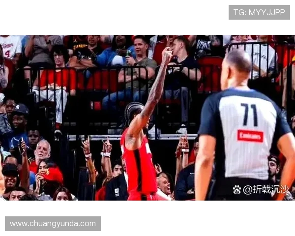 火箭与快船季后赛第四场激战回顾球迷热情高涨的精彩瞬间